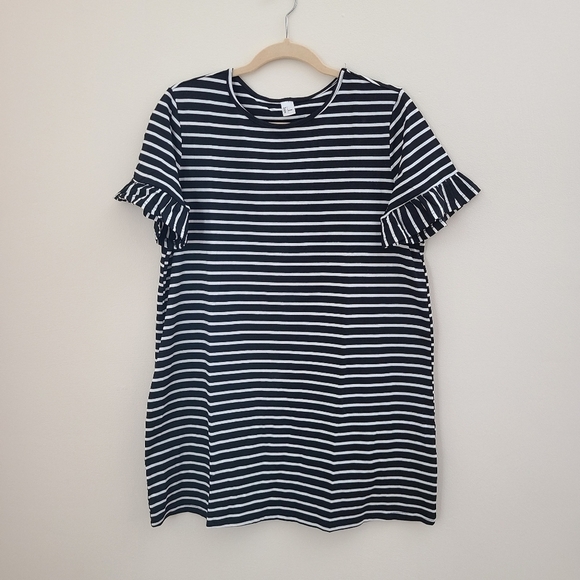 ⭐️40% Off⭐️ Black & White Striped Ruffle Sleeve T-shirt Dress - Picture 2 of 6